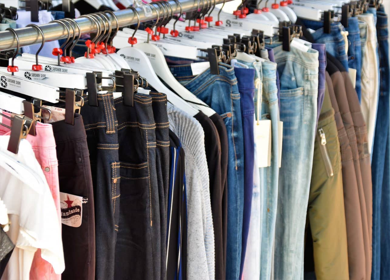Jak szukać idealnych jeansów w second-handach?