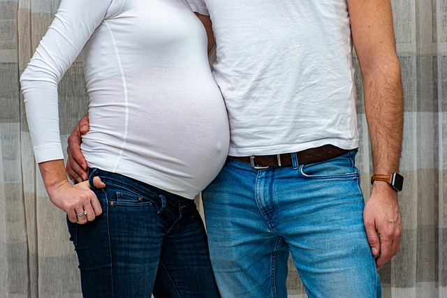 Wygodne spodnie ciążowe – idealne dopasowanie dla przyszłych mam