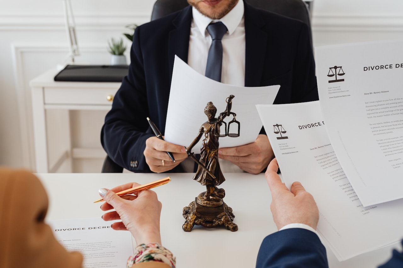 Jak wsparcie adwokata może pomóc w procesie rozwodowym – przegląd korzyści i potencjalnych wyzwań