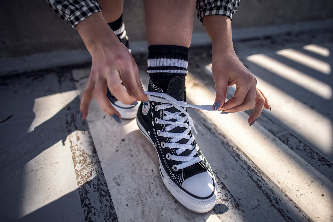 Podążając za trendami: jakie obuwie podbija świat mody?
